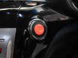 ★プシュスターター★ボタン一つでエンジン始動ができます。同時にエンジンにイモビライザーという装置でオーナーが持っている鍵が無いとエンジンがかけられない仕組みになっていて盗難防止にもなっているんです!
