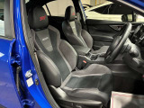 【運転席】ブラックを基調としたインテリアにブラックのシート。パワーシートでお好みの位置に座席を設定可能です。全席シートヒーター・フロアマット付です。