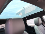 【パノラミックルーフ】車内に気持ちいい自然光が差し込み、頭上に広がる風景をお楽しみいただけます。快適な車内温度を維持し日差しから乗員とインテリアを守るダークカラーのガラス。電動ブラインド付き!