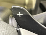【パドルシフト】ハンドルから手を離さずに素早くシフトアップ&ダウンができるので、エンジンブレーキを使う下り坂や高速道路の合流で加速したい場面で役立ちます。