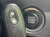 【キーレススタートシステム】カバンやポケットに入れたままでもドアの施錠・解錠が可能なスマートキーを装備。エンジンのオン・オフ時もカギを取り出す必要が無いからとっても便利です♪