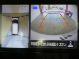 ギアを『R』に入れるとナビ画面に、まるで雲の上から覗いているような映像が映り、駐車をサポートしてくれます。
