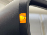 【ブラインドスポットモニター】走行中、ドアミラーの死角になりやすい箇所に後続車が接近するとサイドミラーのレンズに警告を表示!ドライバーに注意喚起をしてくれます。