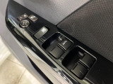 【電動格納ミラー】サイドミラーは電動格納式となっており、狭い駐車場でもキズがつくリスクを抑えられます。