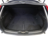 ラゲッジルームはお買い物やレジャーなど、様々なシーンに幅広く対応可能なゆとりある大容量スペースを確保しています。リヤシートを倒せばさらに使い勝手が広がります!