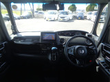 大きなフロントガラスで広々とした視界の運転席まわりです。