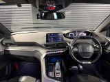 スッキリとまとめられた運転席周りで、運転を楽しくさせる内装です。まさにcockpitです!