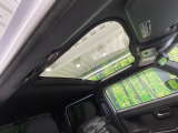 【ガラスルーフ】ガラスルーフ搭載で車内の解放感が一気にアップ!開放的なドライブをお楽しみいただけます。