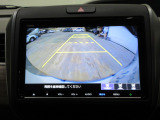 バックカメラの画像です。ガイドラインがスムースな車庫入れをサポートいたします。車庫入れの安心感がアップしますね。