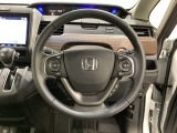 ハンドルにHondaセンシング系のクルーズコントロールやレーンキープアシストなどのスイッチと、オーディオの操作スイッチが装備されています。ハンドルから手を離さず安全に操作できます。