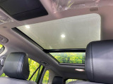 【大型サンルーフ】車内の解放感が一気に上がる大型のパノラマルーフ!季節を問わず開放的で快適なドライブをお楽しみいただけます。流通量も少なく希少価値の高い人気の装備です♪