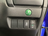 Hondaセンシング用の、VSA(ABS+TCS+横滑り抑制)解除と路外逸脱抑制機能のオンオフスイッチなどはハンドルの右側に装備しています。燃費に役立つECONボタンもここです。