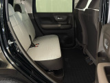 後部座席は足元が広々としていますので、ドライブ中も快適にお過ごしいただけます☆