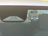 【ホンダセンシング】走行中に前方の車両等を認識し、衝突しそうな時は警報とブレーキで衝突回避と被害軽減をアシスト。より安全にドライブをお楽しみいただけます。