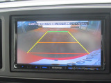【リアカメラ】リバースに入れるだけで後方の映像が映ります。安全確認や、狭い駐車場での車庫入れ、雨の日や夜間など視界の悪い時に便利です。安全にバックする為には欠かせない装備です。