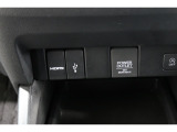 スマートフォンなどの音楽再生が可能なUSB接続ジャック装備車両です♪♪♪