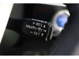 追従機能付クルーズコントロール搭載です。先行車を検知して適切な車間距離を保てる速度に調整、先行車がいなくなったら設定速度で走行を続けてくれます。運転操作の負担を軽減し、疲労軽減に貢献してくれます。