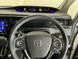 ステアリング右手側に安全運転支援機能のホンダセンシングをコントロールするスイッチ、左手側にオーディオ関連のコントロールスイッチを配置、視線を逸らすことなく運転に集中できます
