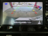 ギアを『R』に入れた後、カメラボタンを2回押すと、ナビ画面に後方の映像を映してくれるので、駐車がし易くなります。