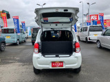 バックドアは雨でも荷が濡れにくい上開き跳ね上げ式。レジャーやショッピングの荷物も積みやすそうですね!