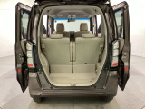 開口部も広く荷物の積み下ろしもしやすいお車となっております。シートの背もたれは5:5の割合で分割して可倒できるので、長いお荷物などを載せることもできます。