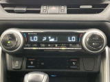 オートエアコンは温度を設定するだけで、自動で風量などを設定してくれます。運転しながら操作も必要ないので、安全性も向上します。