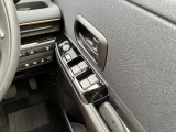 運転席側のドア部。こちらのスイッチでドアミラーの角度調整やパワーウィンドーの操作が可能になります。