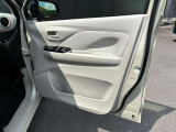 乗り降りで多く使用する運転席ドアですが、目立った傷や汚れもなく綺麗です!