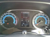 見やすいスピードメーターになっています。
