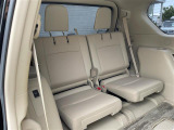 【サードシート】3列目もゆとりがあり居心地よくお過ごしいただけます。掲載箇所以外にご希望の写真がございましたらお気軽にお問い合わせ下さい。フロアマットは汚れが気になる場合は新品のご注文も承ります。