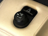 【電動格納ミラー】サイドミラーは電動格納式となっており、狭い駐車場でもキズがつくリスクを抑えられます。