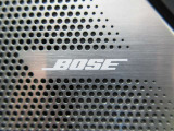 BOSEサウンドシステムを搭載。「良い音を出す」ではなく、その車種のごとに特徴を計算(車種専用設計)し、「反響音」を作り出すことによってどの座席でも自分中心で音が聴こえ、「心地よい空間」を作り出します。
