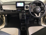 車内は光触媒抗菌消臭施工済です。スタイリッシュなデザインで暖かみのあるインパネ周りを演出します。グローブボックスやカップホルダーのほかにトレーなどたくさんの収納スペースが装備されています。