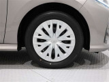 タイヤサイズは(185/60R15)でキャップ付きスチールホイールです。