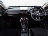 【インパネ周り】視界がよく運転しやすい設計となっております。インパネ周りもすっきりと洗練されたデザインで高級感が溢れています。日々のドライブを飽きさせません。
