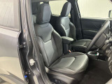 軽快に息づくやわらかいレザーシート。運転席にパワーランバーサポート付パワーシートを採用することで、ドライバーが快適で運転に集中できるようサポートします。
