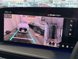 ●サラウンドビューカメラ『車両の4つのカメラから得た映像を合成し、上空から眺めているような映像をモニターに映し出します。車両周辺の歩行者や障害物などの発見に役立ちます。』