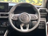インテリアに合わせたデザインのステアリングは、運転される方のことも考え、運転しやすい形状、大きさです。是非一度、実際に触ってお確かめください。