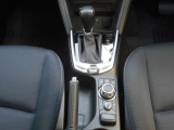 人間工学に基づいて設計されておりますので、自然に手を伸ばしたところにシフトノブが設置されております。