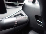 ハイビームアシスト機能が装備されており対向車が接近すると自動的にロービームに切り替えてくれる便利になっております♪