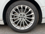19インチ純正アルミホイール装備 全車両に標準装備の純正アルミホイールは、純正ならではのバランスの良いデザインと、走行安定性をお楽しみ頂けます。
