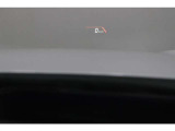 【HUD】ヘッドアップディスプレイ。運転中に視線を大きく移動させることなく車速や道路の制限速度といった基本的な情報を表示します。