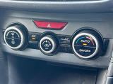 【左右独立型フルオートエアコン】運転席と助手席でそれぞれお好みの温度に設定可能。同乗者にも配慮した、快適な空調をお届け致します。