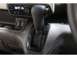 インパネシフトだから視線の移動も少なく足元もスッキリ♪運転席もゆったりしているのでゆとりを持ってドライブできますね!