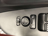 電動格納式ドアミラー付き。駐車場へ停めた時に、ボタン一つで左右のドアミラーをたたむ事ができます。
