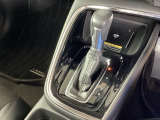 シンプルでとても使いやすいフロアシフトに、パーキングブレーキは電子制御パーキングブレーキです。
