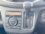 【オートエアコン】一度お好みの温度に設定すれば、車内の温度を検知し風量や温度を自動で調整。暑い&hellip;寒い&hellip;と何度もスイッチ操作をする必要はありません。快適な車内空間には必須の機能ですね♪