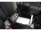 便利な助手席シート下の収納スペースです。
