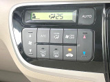 【オートエアコン】一度お好みの温度に設定すれば、車内の温度を検知し風量や温度を自動で調整。暑い&hellip;寒い&hellip;と何度もスイッチ操作をする必要はありません。快適な車内空間には必須の機能ですね♪