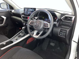 運転席周りのレイアウトをご覧ください。ナビゲーションが綺麗に装着されすっきり収まってますね!